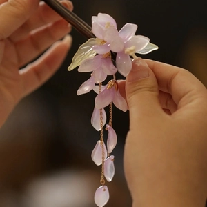 Exquisite neue chinesische Haarspange mit lila Begonien und goldenen Quasten-Anhängern