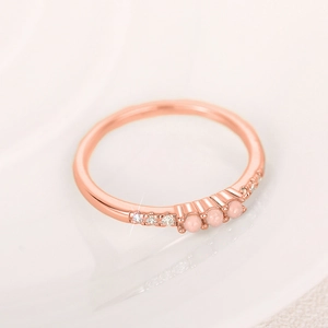 Makroaufnahme von Roségoldring mit rosa Opalperlen und funkelnden weißen Zirkonia