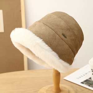 Chapeau bob d'hiver en daim marron avec bordure en peluche et logo métallique