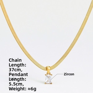 Dettaglio collana a catena serpente dorata con zircone quadrato e misure incluse