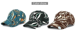 Vue détaillée de trois casquettes de baseball avec des motifs marbrés abstraits