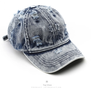 Dettaglio della trama in denim invecchiato e cuciture rinforzate sul cappellino vintage