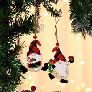 Handgefertigte Weihnachtsanhänger aus Holz mit Zwergenmotiven an einem Weihnachtsbaum
