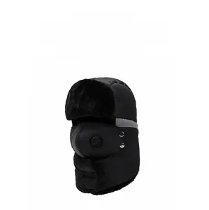 Détail du bonnet trappeur noir d'hiver avec valve respiratoire et masque coupe-vent intégré