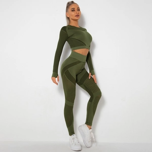 Dettaglio del set yoga verde scuro con maglia traforata e polsini con foro per pollice