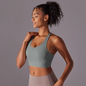 Détail du soutien-gorge de sport gris sans couture avec larges bretelles et col en U