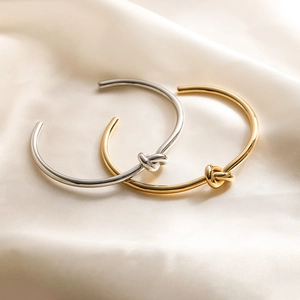 Bracelet Jonc Ouvert Noeud Minimaliste Acier Inoxydable Plaqué Or 18K Manchette Polie Pour Femme
