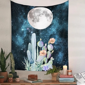 Tapisserie bohème avec motif de lune et cactus suspendue dans une pièce cosy