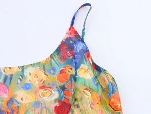 Primo piano delle spalline sottili e del motivo floreale colorato dell'abito estivo