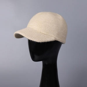 Détail d'une casquette de baseball en tricot côtelé beige avec texture de laine épaisse