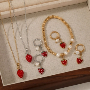 Charmantes Erdbeeren Schmuckset mit Edelstahlhalsketten Ohrringen und Perlenarmband