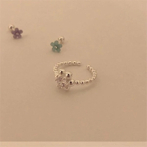 Detailed close-up of a 925 sterling silver flower ring with a bright cubic zirconia stone