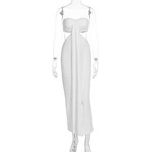 Détail de la robe fourreau blanche sans bretelles avec découpes et drapé élégant