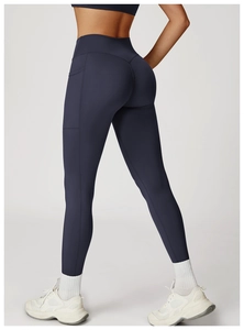 Détail de legging de yoga bleu marine à taille haute avec poches latérales pratiques