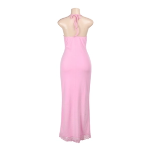Détail de la robe rose dos nu avec ourlet en dentelle et coupe ajustée élégante
