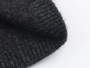 Nahaufnahme der schwarzen Strickstruktur mit weichen Details aus Mohair-Fasern