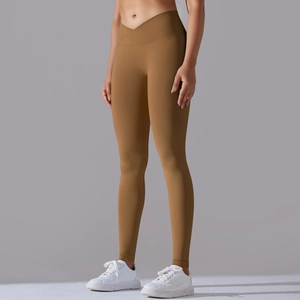 Dettaglio dei leggings da yoga color caramello con vita alta a incrocio a forma di V