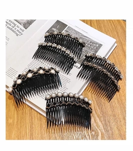 Dettaglio di cinque pettini per capelli neri in stile coreano con perle e trifogli