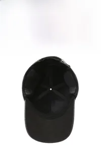 Vue détaillée de l'intérieur de la casquette d'hiver avec doublure épaisse et protège-oreilles