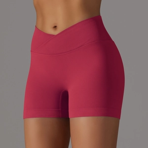 Dettaglio degli shorts da yoga a vita alta con design a V incrociato e maglia a coste