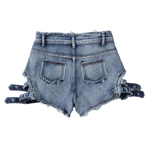 Detalle posterior de pantalones cortos vaqueros azules con bajo deshilachado y ojales