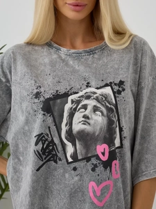 Graues Acid-Wash Baumwoll-T-Shirt mit Vintage-Skulptur und Graffiti-Kunstdruck