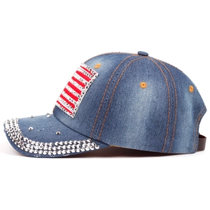 Vue latérale d'une casquette de baseball en jean délavé avec strass brillants sur le bord