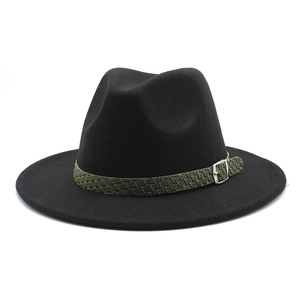 Cappello fedora nero in lana con fascia con fibbia verde scuro e tesa larga e piatta