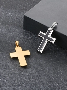 Détail de pendentifs en croix dorés et argent-noir avec incrustation en carbone
