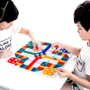 Enfants jouant au jeu de société petit chevaux coloré pour l'éveil et le divertissement