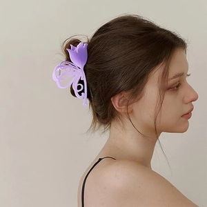 Detail of elegant 11cm matte purple tulip hair claw clip worn by a model in a side view