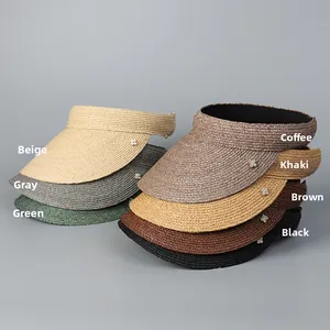 Viseras de paja en varios colores con detalles decorativos de flores de trébol