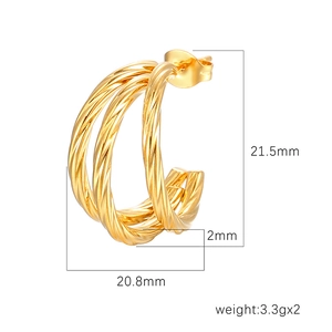 Twisted rope texture C-shaped earrings in 18K gold plated steel with dimensions 21.5mm