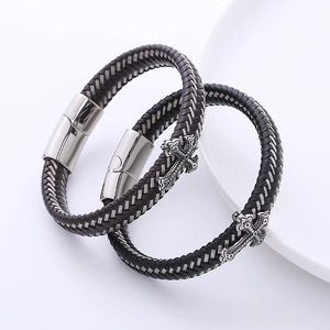Bracciali in pelle intrecciata con ciondolo a croce argento e chiusura magnetica uomo