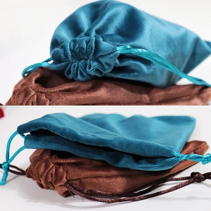 Sacchetti in velluto blu pavone e marrone con coulisse per gioielli e confezioni regalo