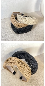 Détail de bandeaux tressés en paille beige, kaki et noir avec un design à nœud torsadé