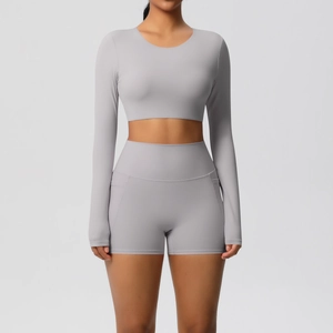 Detail van naadloze yoga shorts met hoge taille en zijvak in zachte geborstelde stof
