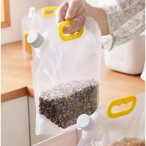 Sacchetto trasparente con beccuccio a vite bianco e manico giallo per cereali da cucina