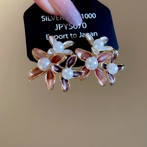 Detail of 18K gold-plated flower earring with gradient petals and a center pearl