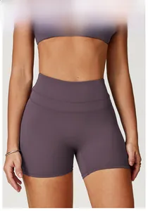 Gros plan du short de yoga violet à taille haute avec coutures triples à la ceinture