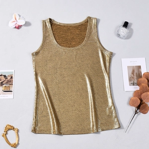 Detail eines metallisch goldenen ärmellosen Tanktops mit Rippstruktur und Glanzeffekt