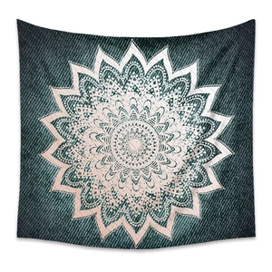 Détail macro du motif mandala blanc sur une tapisserie murale en denim bleu texturé