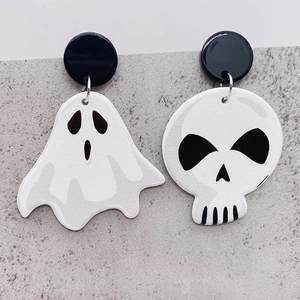 Halloween-Acryl-Ohrringe im asymmetrischen Design mit weißem Geist und Totenkopf-Anhängern