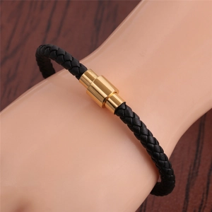 Pulsera trenzada minimalista de cuero negro para hombre con un cierre de metal dorado