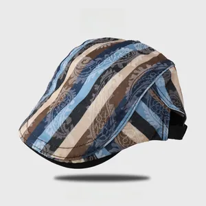 Détail du motif paisley sur une casquette vintage à rayures bleues et brunes