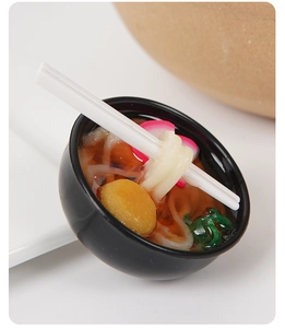 Macro di portachiavi a forma di ciotola di ramen da 4 cm con uovo e tortini di pesce