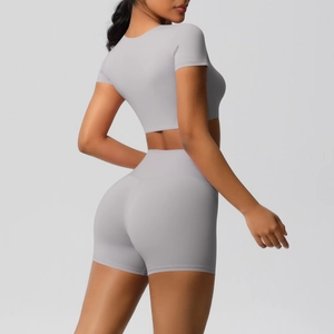 Seitenansicht von hellgrauem kurzärmeligem Crop-Top und High-Waist-Yoga-Shorts