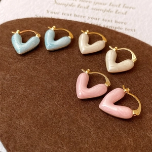Boucles D'oreilles Créoles Coeur Plaqué Or Cuivre Émail Avec Tige En Argent Texture Marbre Bijoux Pour Femmes