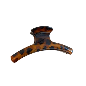Chic leopard print hair claw clip in amber tones with high-gloss finish for women