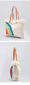 Dettaglio della borsa tote in tela con motivo arcobaleno tufted, frange e manici marroni